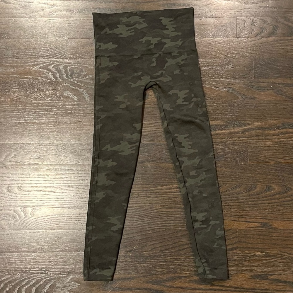 SPANX - Look At Me Now Leggings - XS Green Camo - EUC
